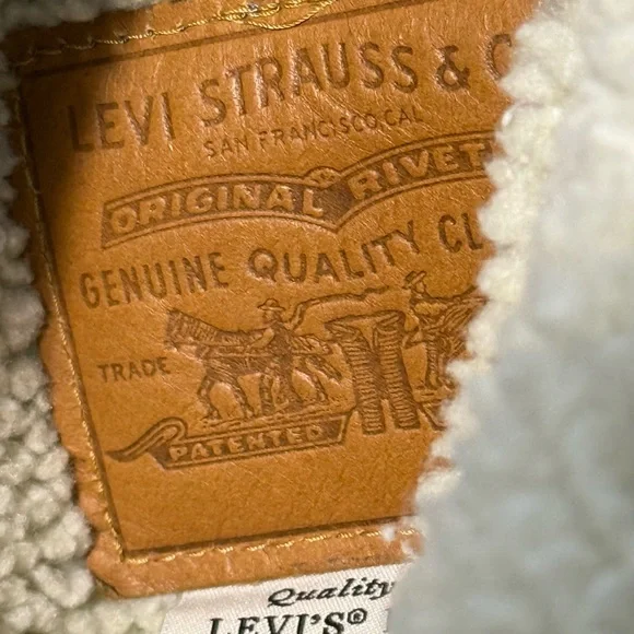 Levi's Light Blue Denim Jacket with Cream Collar - Picture 9 of 15